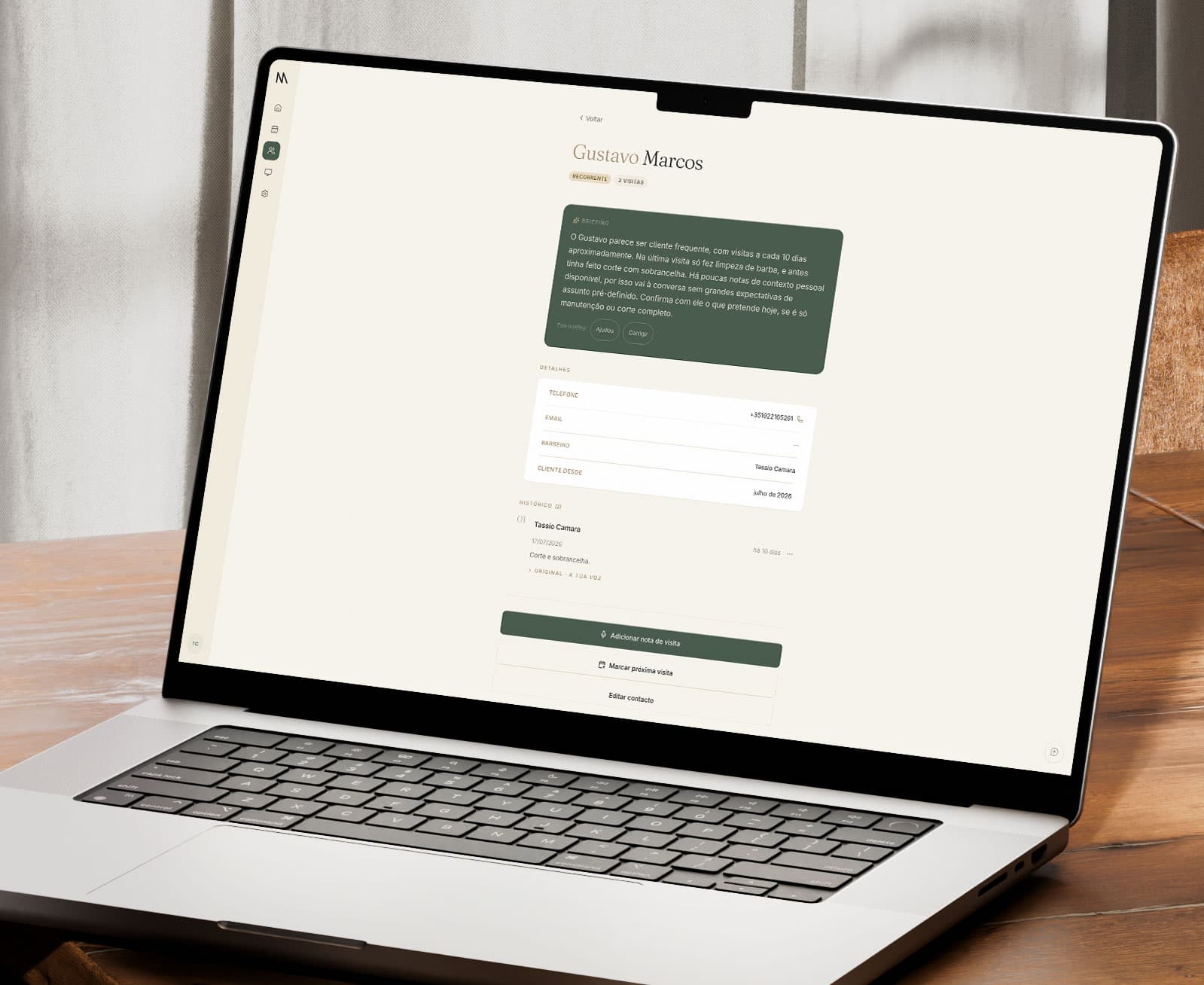 Ficha de cliente do KeptMemo, com briefing e histórico, num portátil